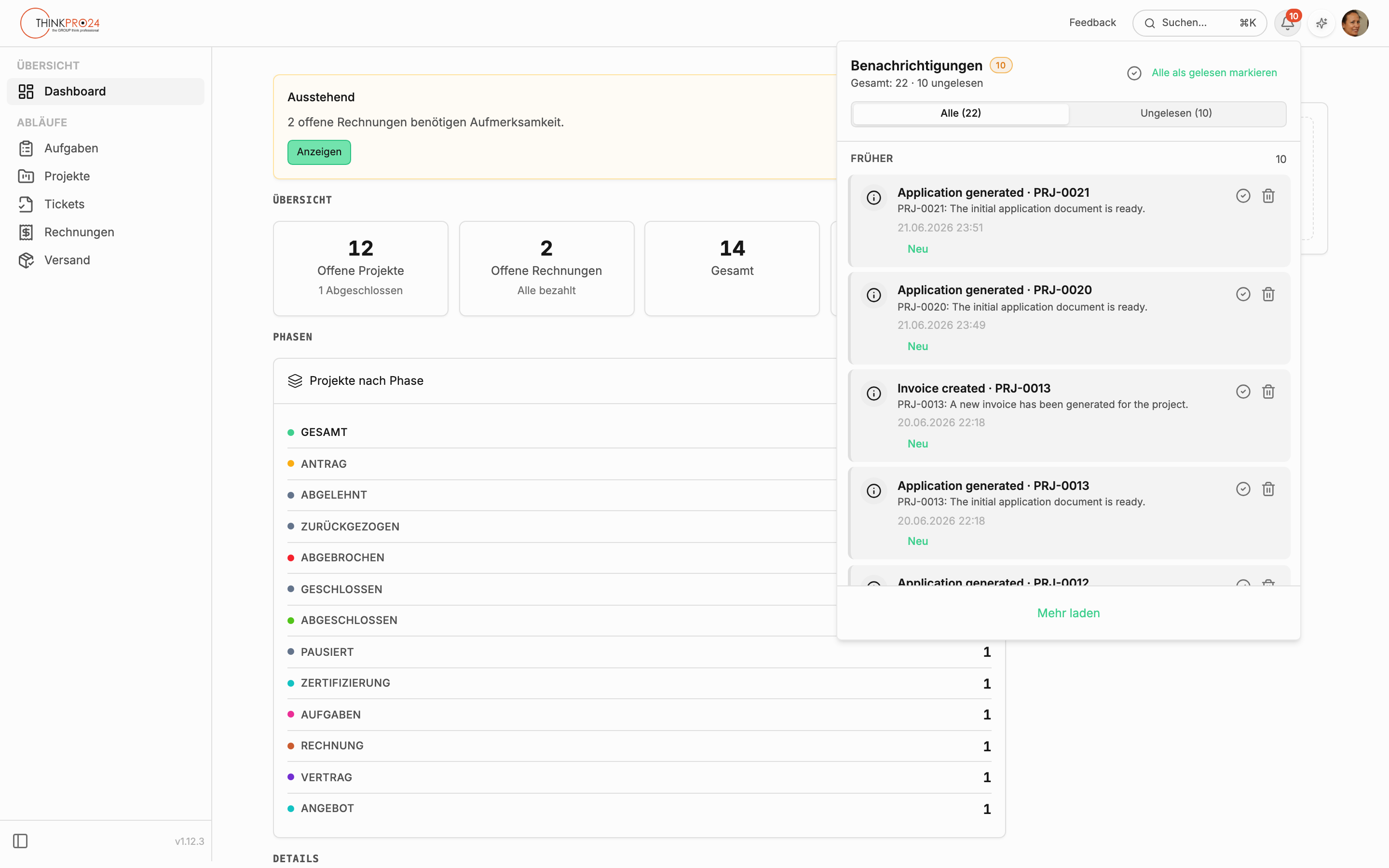 Geöffnetes Panel „Benachrichtigungen“ über der Kopfzeile mit den Tabs „Alle (22)“ und „Ungelesen (10)“, der Aktion „Alle als gelesen markieren“ und mehreren Einträgen mit dem Badge „Neu“.