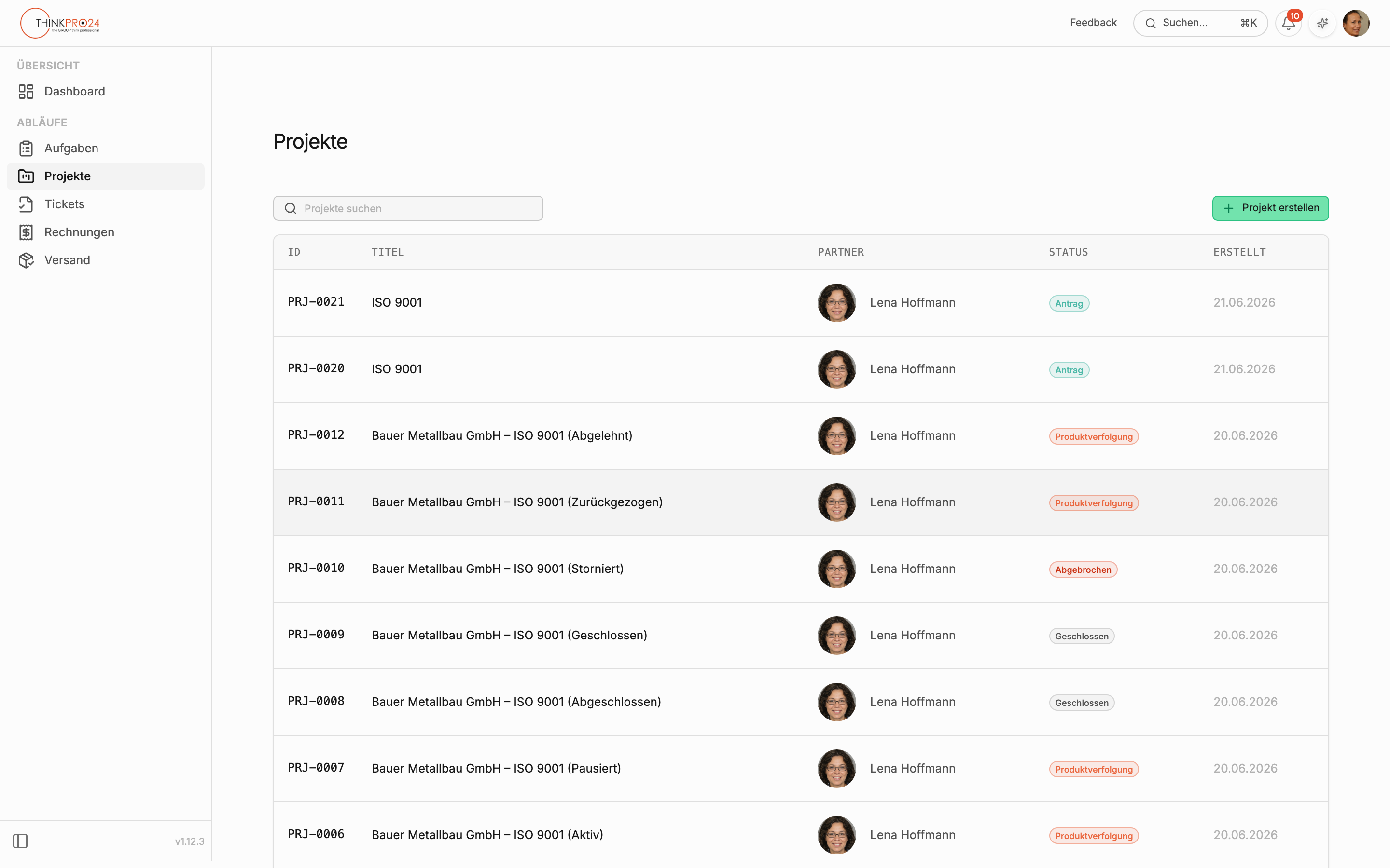 Panel-Ansicht mit der Kunden-Seitenleiste links: Gruppen ÜBERSICHT und ABLÄUFE mit den Einträgen Dashboard, Aufgaben, Projekte, Tickets, Rechnungen und Versand.