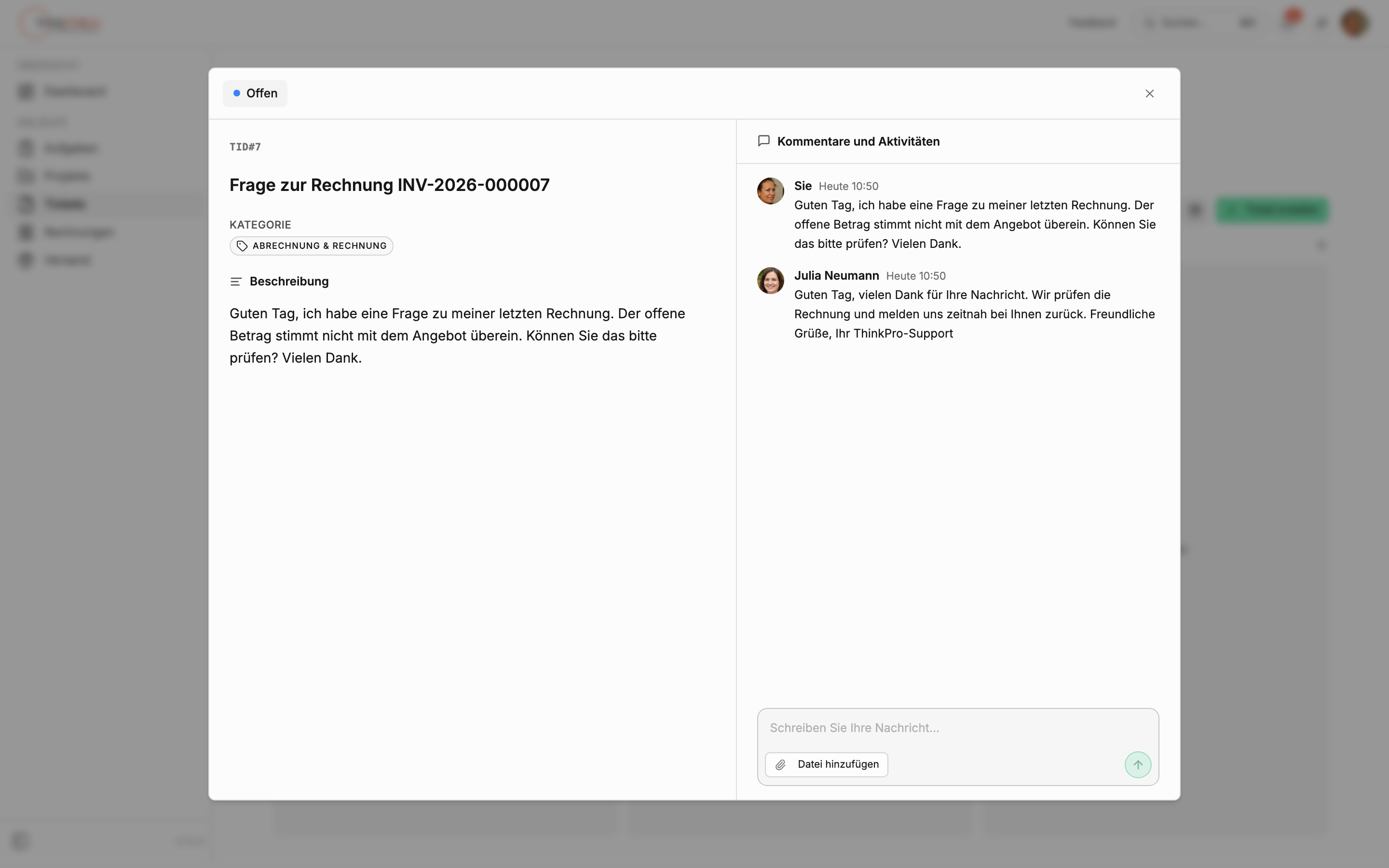 Ticket-Dialog mit Beschreibung links und der Konversation „Kommentare und Aktivitäten“ rechts
